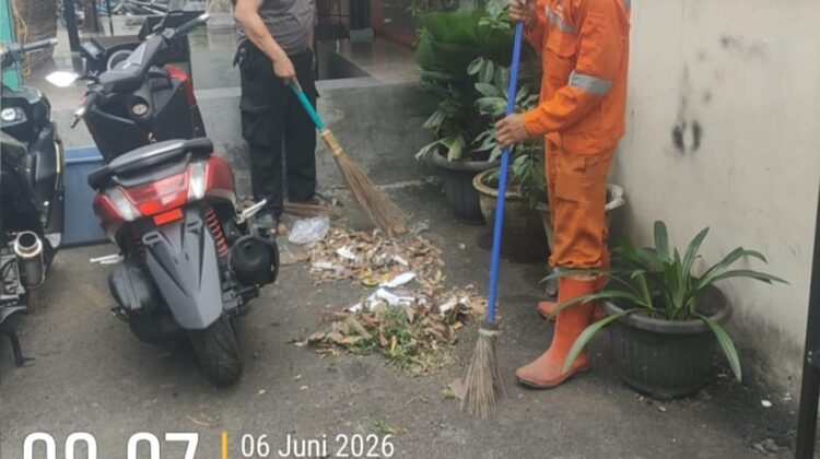 Wakapolsek Metro Menteng Pimpin Kerja Bakti, Wujudkan Lingkungan Bersih dan Asri di Mako Polsek