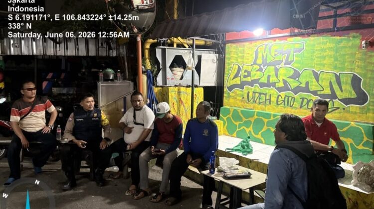 Sambang Satkamling, Bhabinkamtibmas Cikini Ajak Warga Tingkatkan Patroli Keamanan