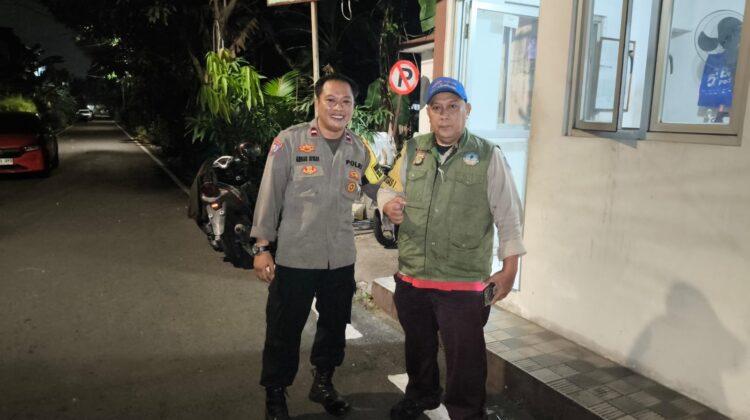 Perkuat Keamanan Lingkungan, Bhabinkamtibmas Cempaka Putih Barat Sambangi Pos Satkamling dan Ajak Warga Tingkatkan Kewaspadaan