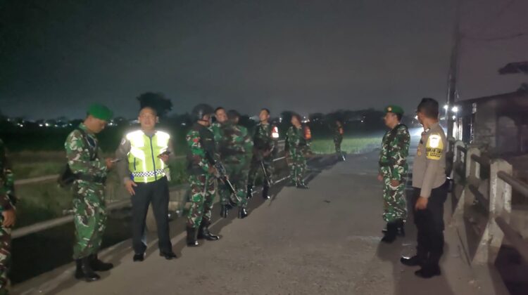KORAMIL/10 SEPATAN GELAR PATROLI BERSAMA POLSEK, CEGAH KEMUNGKINAN TERJADINYA KRIMINALITAS PADA MALAM HARI