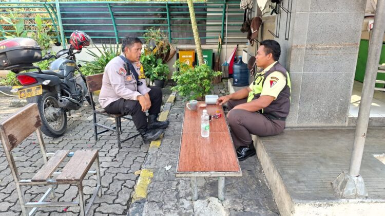 Lewat Dialog dan Silaturahmi, Bhabinkamtibmas Gunung Sahari Selatan Hadirkan Rasa Aman bagi Warga