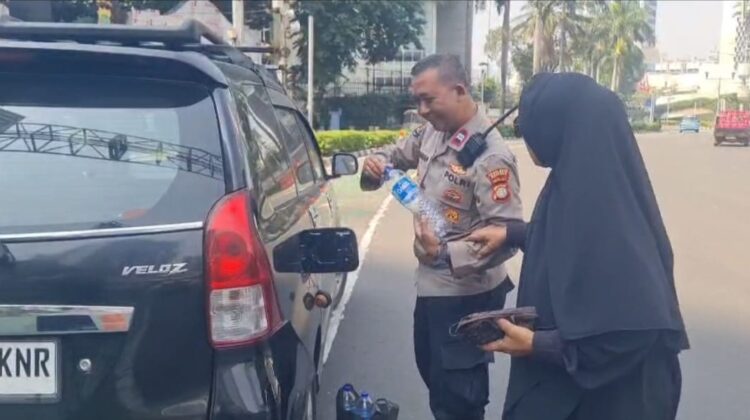 Polisi Sigap Bantu Pengendara Kehabisan Bensin di Bundaran HI