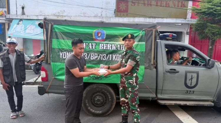 Jumat Berkah Yonif 323 Kostrad, Tebar Kepedulian dan Kebahagiaan untuk Masyarakat Kota Banjar