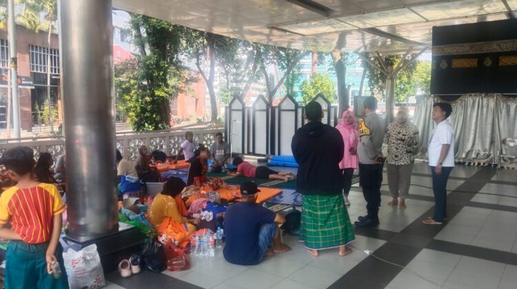 Kanit Binmas Cideng Sambangi Korban Terdampak Kebakaran di Rw.1 Kel. Cideng dan pastikan Aman dan Terlayani