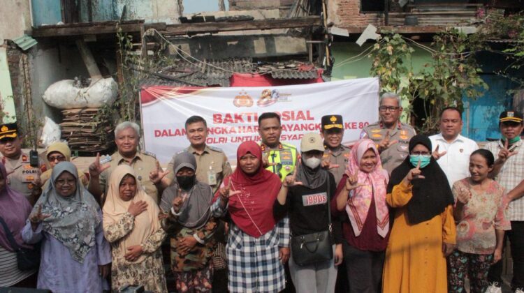 Polri Beri Layanan Kesehatan dan Bantuan Sosial untuk Korban Kebakaran Pasar Jiung Kemayoran