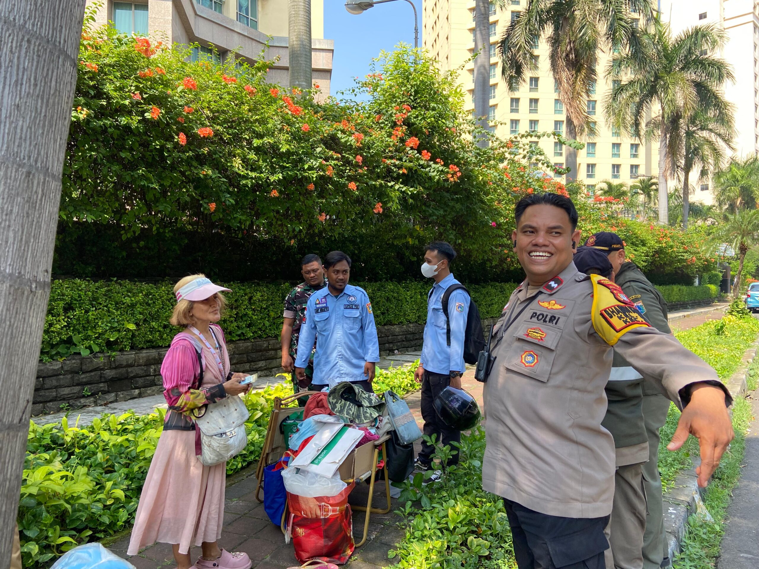 Tunawisma yang Tinggal di Trotoar Senen Ditertibkan Aparat 3 Pilar, Diserahkan ke Dinas Sosial