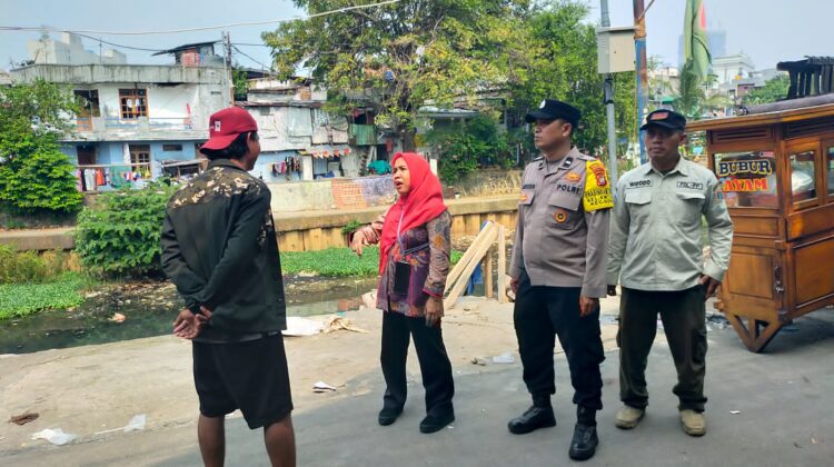 Bhabinkamtibmas Kwitang Gelar Cooling System dan Koordinasi Kewilayahan di Bantaran Kali Ciliwung
