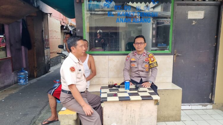 Sambang Warga RT 09/04, Bhabinkamtibmas Tekankan Waspada Curat, Curas, dan Curanmor