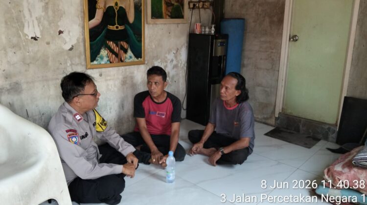Sambang Warga Siang Hari, Bhabinkamtibmas Johar Baru Perkuat Sinergi dan Kewaspadaan Lingkungan