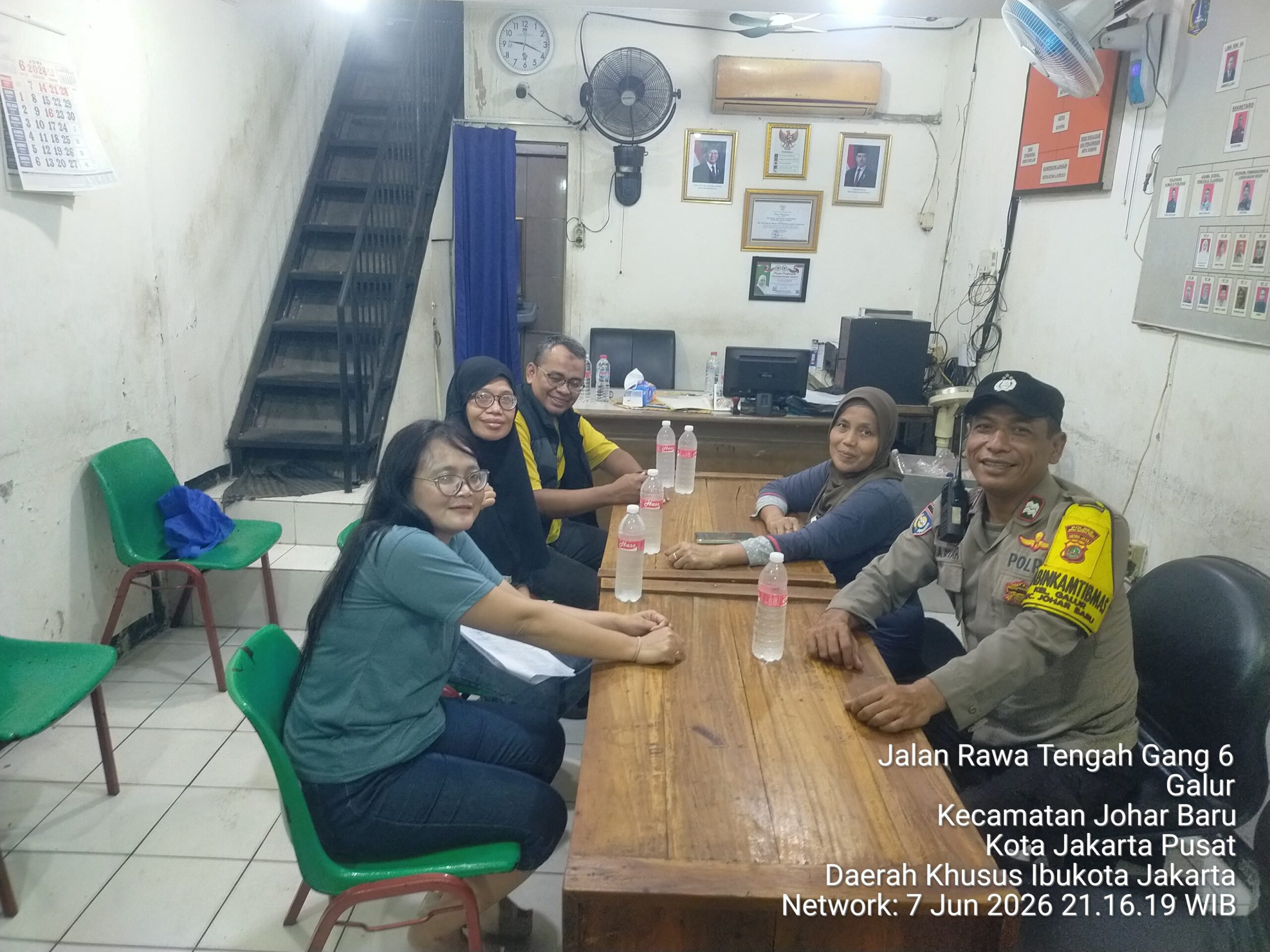 Sambang Pos Kamling RW 04, Bhabinkamtibmas dan FKDM Perkuat Kewaspadaan Warga Jaga Kamtibmas