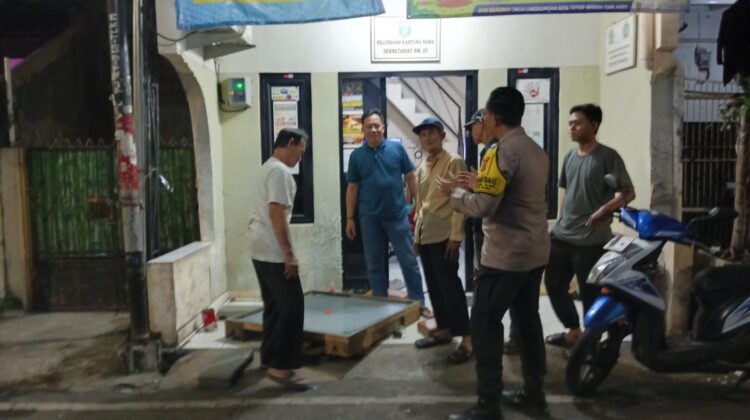Poskamling Tetap Menyala, Bhabinkamtibmas dan Warga RW 05 Perkuat Benteng Keamanan Lingkungan