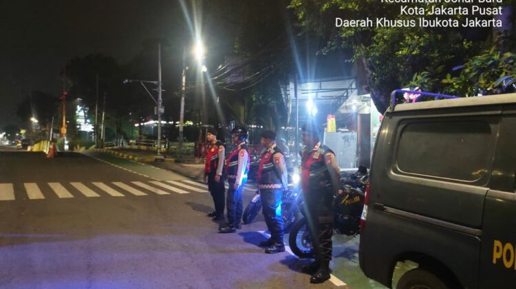 Blue Light Menyala Jelang Fajar, Polsek Johar Baru Perkuat Pencegahan Tawuran Dan Kejahatan 3c