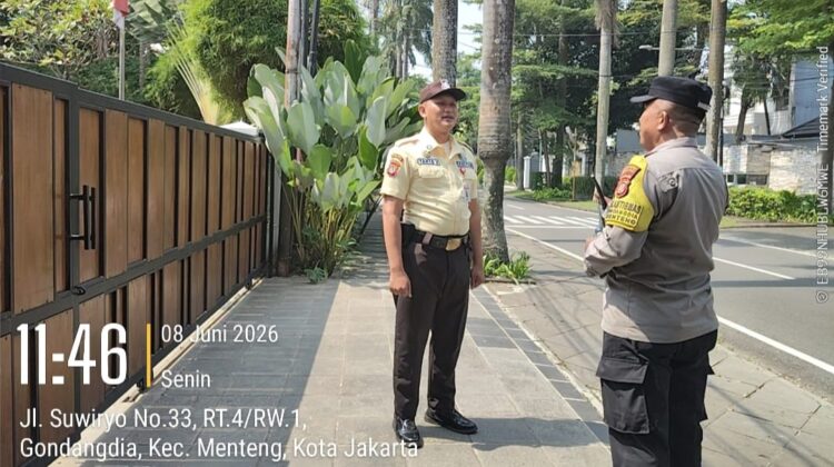 Sambang Wilayah Gondangdia, Bhabinkamtibmas Ingatkan Security Waspada Kejahatan Jalanan
