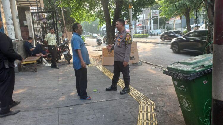 Bhabinkamtibmas Kebon Kacang Sambangi Warga RW 02, Sampaikan Imbauan Cegah Tawuran dan Jaga Kamtibmas