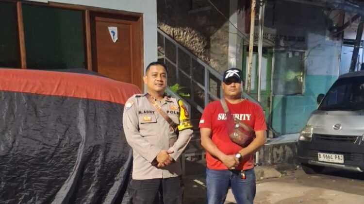 Bhabinkamtibmas Sambangi Satkamling Surabaya Ujung, Ajak Security Tingkatkan Patroli Jelang Subuh