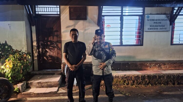 Sambang Dinihari di Balai RW 04, Bhabinkamtibmas Pegangsaan Ajak Warga Tingkatkan Kewaspadaan