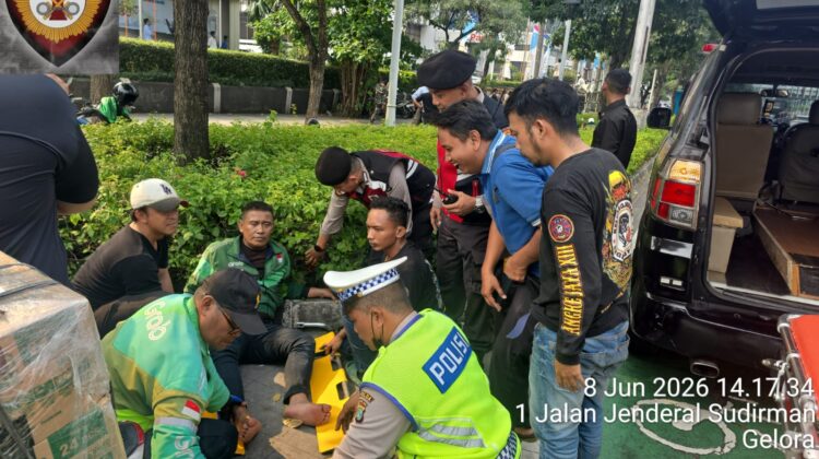 Polsek Metro Tanah Abang Sigap Evakuasi Driver Ojol yang Alami Kecelakaan di Depan Bank Panin Senayan