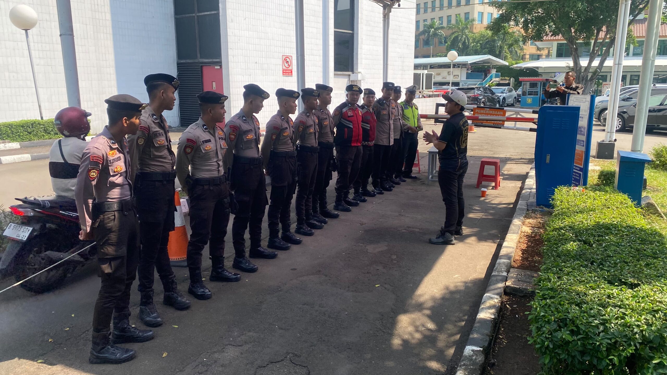 Dua Kelompok Massa Gelar Unras di Gedung Panin Bank, Aparat Lakukan Pengamanan Humanis