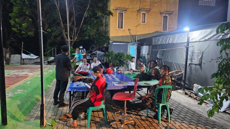 Babinsa Koramil 03/Pasar Rebo–Ciracas Bersama Warga Gelar Patroli/Siskamling Perkuat Keamanan Lingkungan