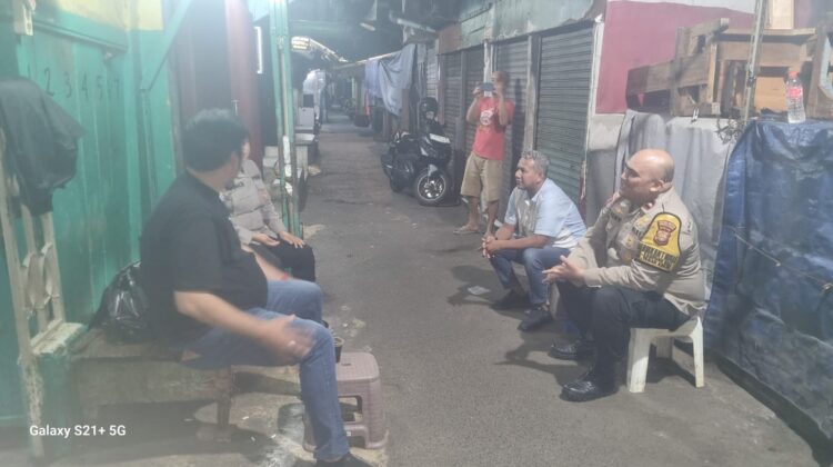 KanIt Binmas Polsek Metro Tanah Abang Laksanakan Pembinaan Siskamling di RW 06 Kampung Bali