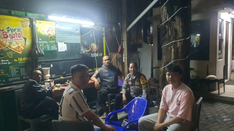 Patroli Dan Sambang Dialogis Bhabinkamtibmas Perkuat Sabuk Kamtibmas di Pasar Baru