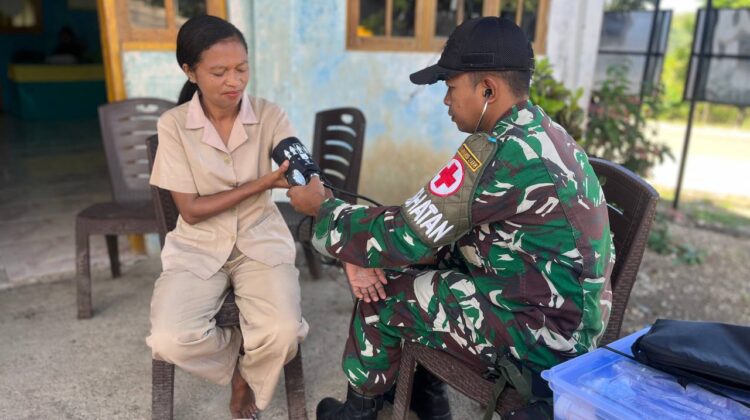 Mengobati Luka, Menjemput Bahagia: Satgas Pamtas Yonarhanud 2 Kostrad Gelar Layanan Kesehatan dari Rumah ke Rumah