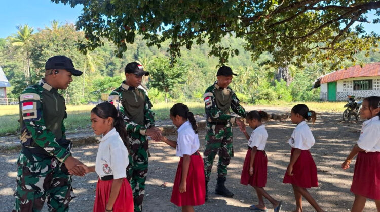 Tanamkan Disiplin Sejak Dini, Satgas Pamtas Yonarhanud 2 Kostrad Latihkan PBB kepada Siswa SDN Letenaek