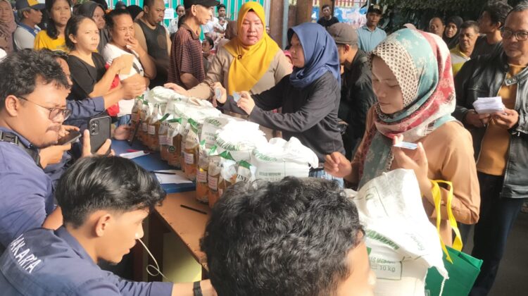Bhabinkamtibmas Menteng Kawal Distribusi Pangan Untuk Ribuan Warga Rw 03 Menteng