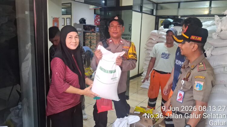 Monitoring Pembagian Sembako Bulog di Kelurahan Galur, Bhabinkamtibmas Bersama Tiga Pilar Pastikan Berjalan Aman dan Lancar