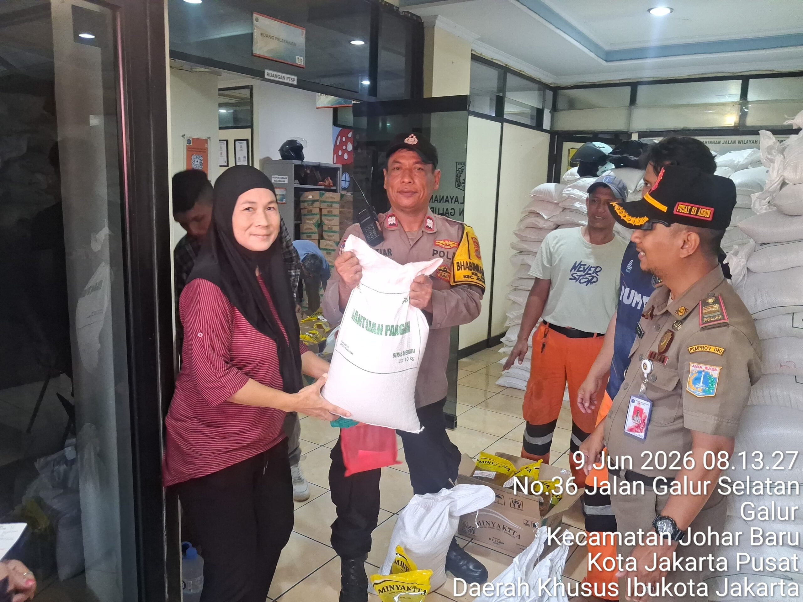 Monitoring Pembagian Sembako Bulog di Kelurahan Galur, Bhabinkamtibmas Bersama Tiga Pilar Pastikan Berjalan Aman dan Lancar