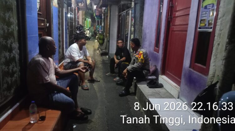 Satkamling Jadi Benteng Keamanan Malam Hari, Bhabinkamtibmas dan Warga Tanah Tinggi Perkuat Kewaspadaan