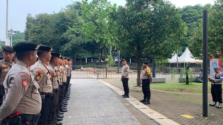 65 Personel Gabungan Siaga, Kapolsek Johar Baru Pimpin Apel Pengamanan FIFA Matchday Indonesia vs Mozambik di GBK