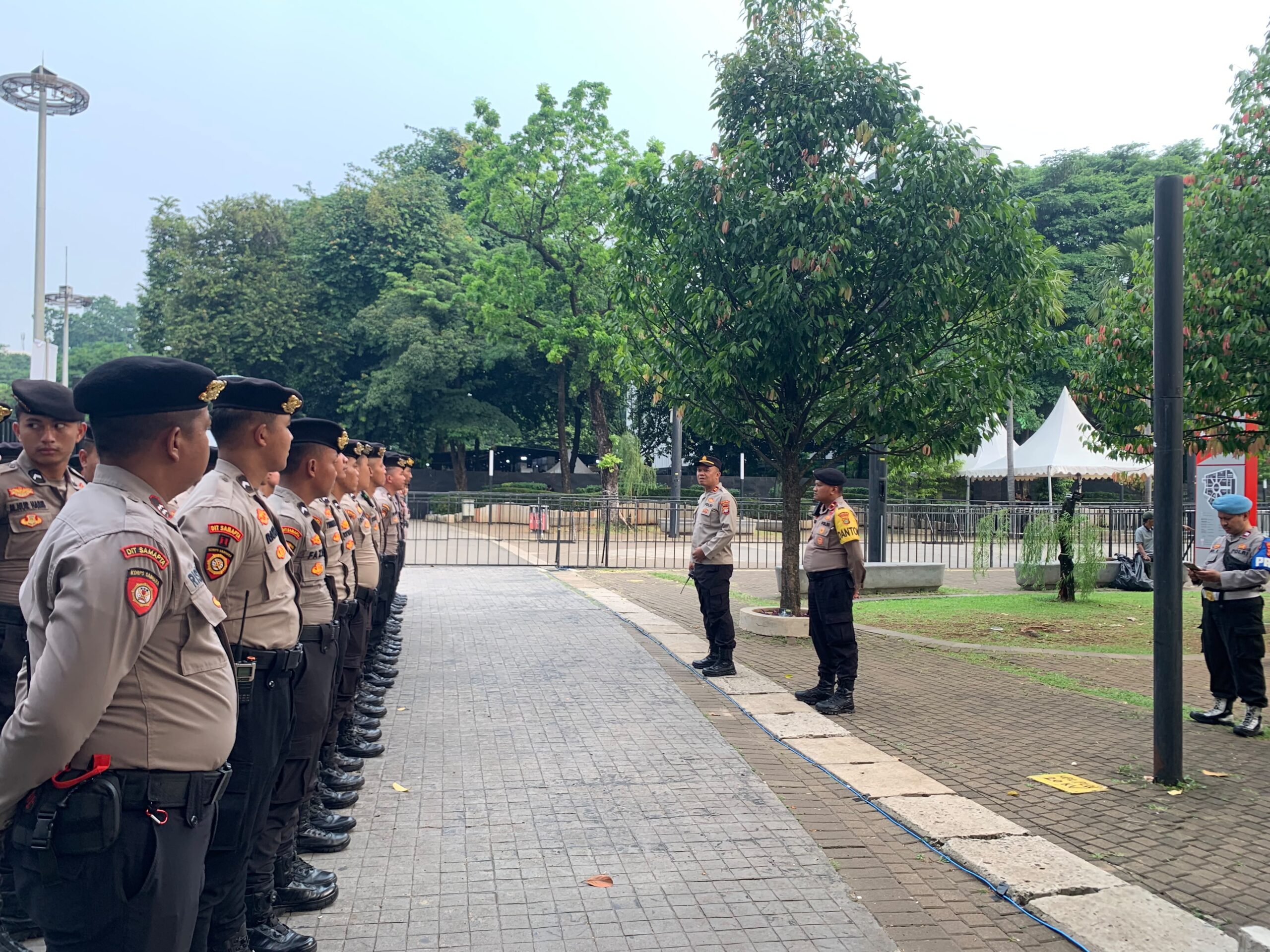 65 Personel Gabungan Siaga, Kapolsek Johar Baru Pimpin Apel Pengamanan FIFA Matchday Indonesia vs Mozambik di GBK