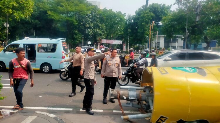 Tower Eks Polres Jakpus Ambruk Saat Dibongkar, Operator Crane Terluka Polisi Cek TKP dan Bantu Evakuasi