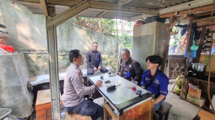 Bhabinkamtibmas Karet Tengsin Sambangi Warga dan Security dalam Kegiatan Patroli Dialogis