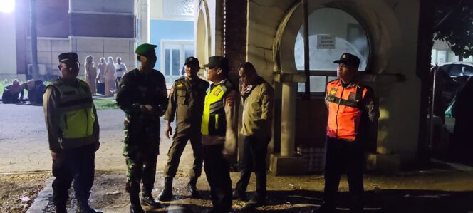 
					Babinsa Koramil 14/Panongan Bersama Unsur Gabungan Monitoring Dan Amankan Kedatangan Jemaah Haji KLoter 8 JKB Kabupaten Tangerang