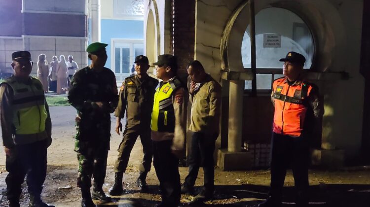 Babinsa Koramil 14/Panongan Bersama Unsur Gabungan Monitoring Dan Amankan Kedatangan Jemaah Haji KLoter 8 JKB Kabupaten Tangerang