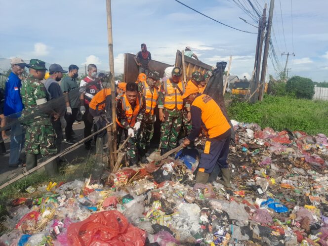 
					Satgas Sampah Kodim 0510/Tigaraksa Bersihkan Tumpukan Sampah Di Desa Rajeg Mulya