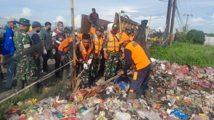 Satgas Sampah Kodim 0510/Tigaraksa Bersihkan Tumpukan Sampah Di Desa Rajeg Mulya