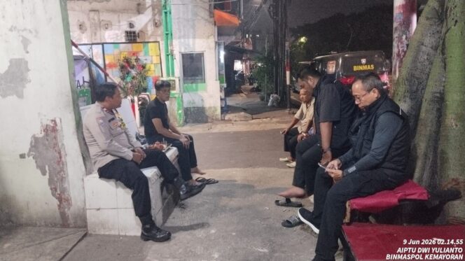 
					Bhabinkamtibmas Kemayoran Sambangi Warga Jelang Pagi, Wujudkan Lingkungan Aman
