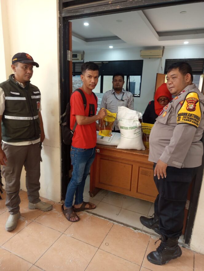 
					Bhabinkamtibmas Petamburan Bersama Tiga Pilar Kawal Pendistribusian Bantuan Pangan kepada 3.611 KPM