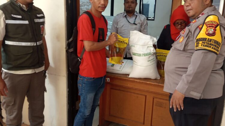 Bhabinkamtibmas Petamburan Bersama Tiga Pilar Kawal Pendistribusian Bantuan Pangan kepada 3.611 KPM
