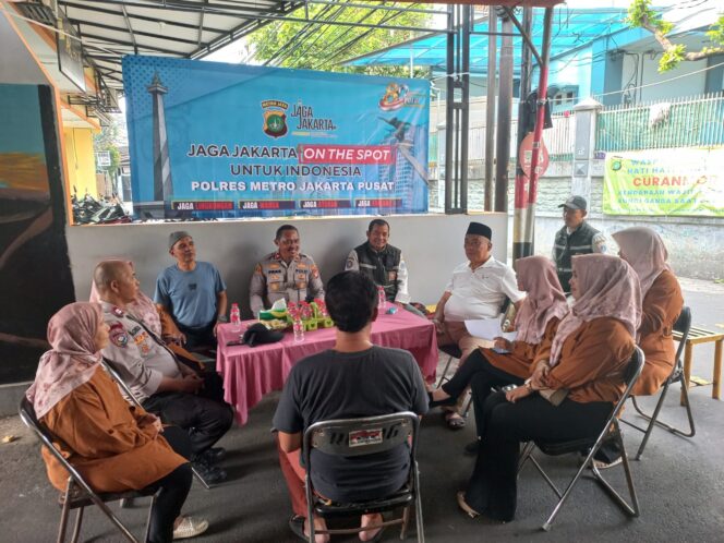 
					Melalui Jaga Jakarta On The Spot, Wakapolsek Metro Tanah Abang Perkuat Sinergi Kamtibmas dengan Warga Kebon Kacang