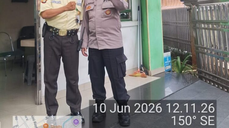 Patroli Dialogis di Kantor ESDM, Bhabinkamtibmas Pegangsaan Ajak Security Tingkatkan Kewaspadaan