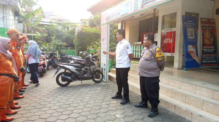 Bhabinkamtibmas Petamburan Bersama Kasi Pemerintahan Berikan Arahan Kamtibmas Saat Apel Sore PPSU