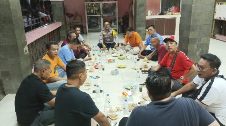 Perkuat Sinergi Kamtibmas, Bhabinkamtibmas Hadiri Pertemuan Rutin Paguyuban RW dan LMK Kampung Rawa