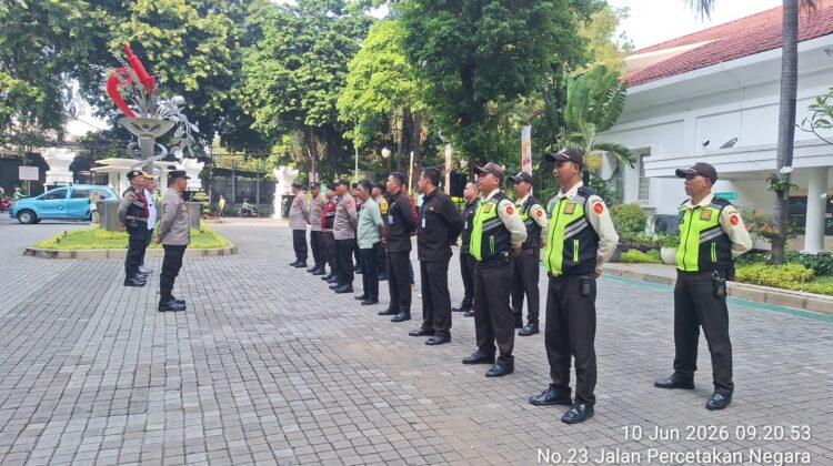 Polsek Johar Baru Gelar Apel Pengamanan Aksi Unjuk Rasa di Kantor BPOM, Utamakan Pendekatan Humanis