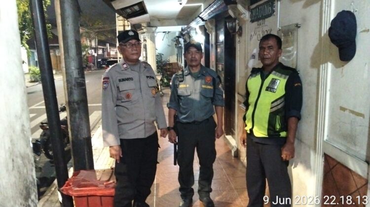 Sambang Poskamling RW 07, Bhabinkamtibmas Johar Baru Ajak Warga Tingkatkan Kewaspadaan dan Keamanan Lingkungan