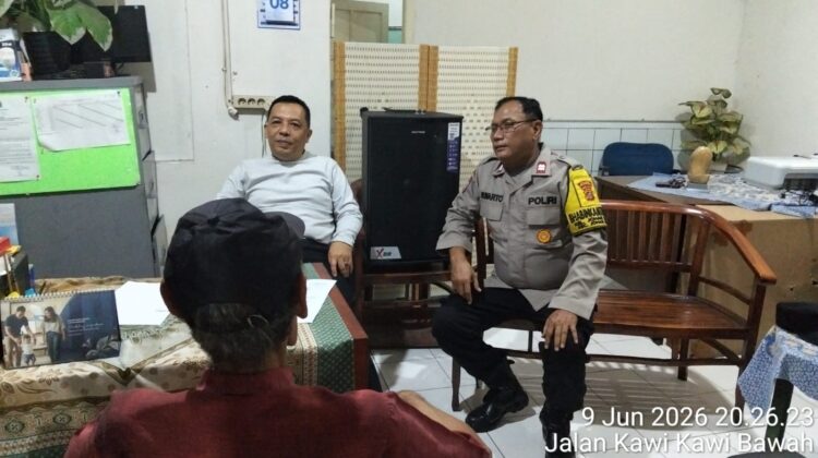 Malam Hari Menyapa Warga, Bhabinkamtibmas Perkuat Koordinasi Kamtibmas di RW 08 Johar Baru