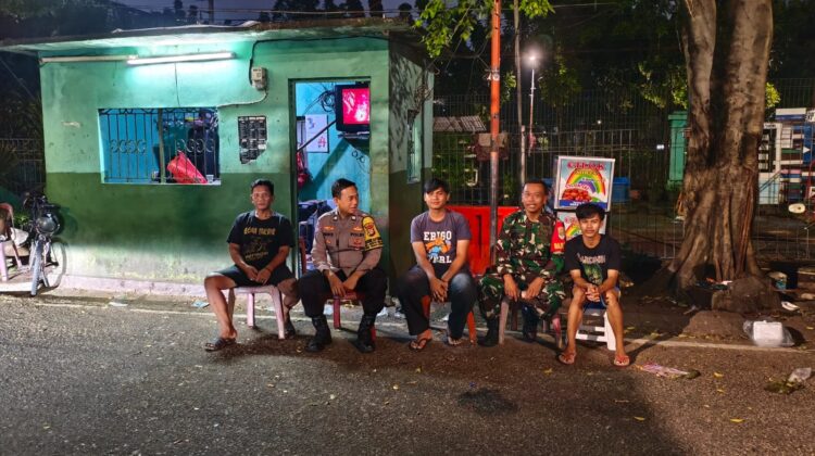 Bhabinkamtibmas dan Babinsa Kebon Melati Tingkatkan Siskamling Bersama Warga RW 017